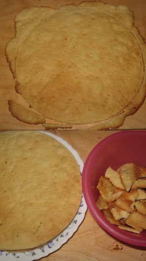 Готовый корж сразу обрезать по тарелочке, которая подойдёт по диаметру. Коржи складывать стопочкой на блюдо, обрезки - в отдельную миску.