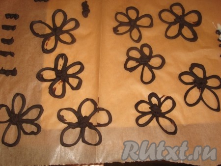 Украсить торт "Рыжик" можно по желанию: сделать сеточку из варёной сгущёнки, посыпать свежими ягодами, сделать какое-нибудь украшение из мастики, я сделала вот таких пчёлок и цветочки (подсмотрела на одном кулинарной сайте, но немного изменила): на водяной бане растопить шоколад, мёд и сливки до эластичной массы, выложить полученную массу в уголок пакета, сделать маленькое отверстие и высадить на разделочную доску, застеленную пергаментом, небольшие толстенькие полосочки, убрать их на несколько минут в морозилку, затем достать, взять на чайную ложку сгущёнку и тонкой струйкой полить "пчёлок", делая полосочки, снова убрать в морозилку до полного застывания. Также на пергаменте "нарисовать" цветочки и убрать в морозилку.