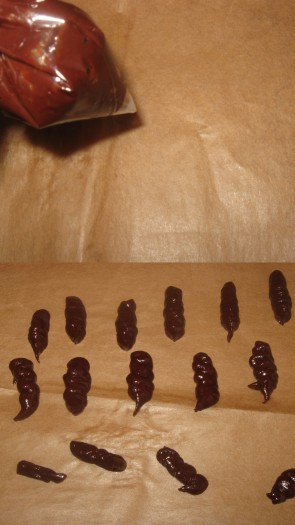 Украсить торт "Рыжик" можно по желанию: сделать сеточку из варёной сгущёнки, посыпать свежими ягодами, сделать какое-нибудь украшение из мастики, я сделала вот таких пчёлок и цветочки (подсмотрела на одном кулинарной сайте, но немного изменила): на водяной бане растопить шоколад, мёд и сливки до эластичной массы, выложить полученную массу в уголок пакета, сделать маленькое отверстие и высадить на разделочную доску, застеленную пергаментом, небольшие толстенькие полосочки, убрать их на несколько минут в морозилку, затем достать, взять на чайную ложку сгущёнку и тонкой струйкой полить "пчёлок", делая полосочки, снова убрать в морозилку до полного застывания. Также на пергаменте "нарисовать" цветочки и убрать в морозилку.