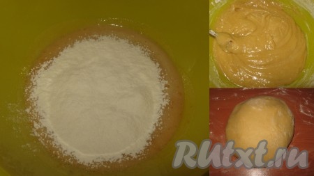 Снять получившуюся массу с огня и сразу, постепенно всыпая в неё просеянную муку, замесить мягкое, чуть липнущее к рукам тесто.