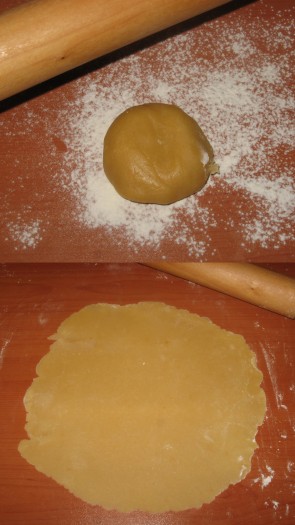 Затем каждую часть теста на присыпанной мукой поверхности тонко раскатать в круг (по диаметру не больше ширины противня, на котором будут выпекаться коржи) прямо на пергаментной бумаге. Часто-часто наколоть раскатанное тесто вилкой, переложить вместе с бумагой на противень, выпекать&nbsp;3-5 минут (до чуть румяного цвета) в заранее разогретой до 190 градусов духовке.