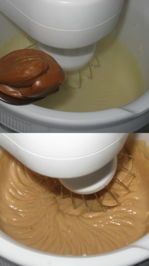 Заварную массу перелить в чашу миксера, начать взбивать на большой скорости. Постепенно добавляя варёную сгущёнку, взбить крем до однородной консистенции и цвета.