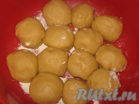 Разделить тесто на 13 одинаковых частей, накрыть плёнкой и поставить в холод на 30 минут.