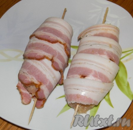 Готовую котлету обернуть полосками бекона (понадобится 4-5 штук на 1 котлету).