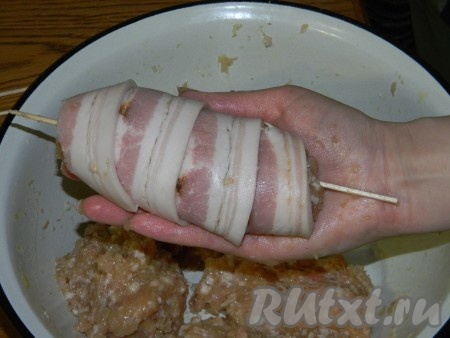 Готовую котлету обернуть полосками бекона (понадобится 4-5 штук на 1 котлету).
