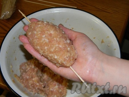 Готовый фарш разделить на 4 части. Из каждой сформировать котлету продолговатой формы и продеть ее шпажкой.&nbsp;
