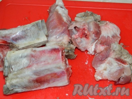 Ребрышки моем, режем на порционные куски и ставим вариться на часик. Не забываем снимать пенку.
