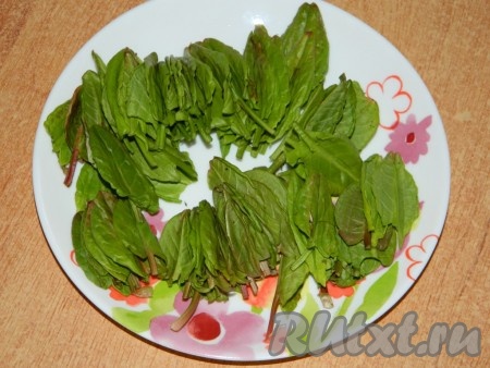 ...и добавляем помытый и порезанный щавель. И всё! Выключаем, чтобы не выварились витамины. Даем зелёному борщу настояться минут 15 и подаем к столу.
