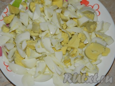 Затем добавляем вареные, нарезанные яйца. Доводим до кипения...
