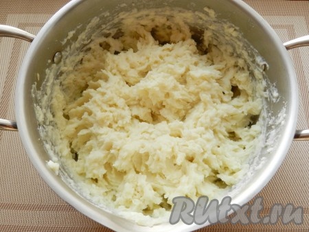 Влить горячие сливки и снова тщательно размять. 