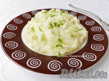 Вкусное картофельное пюре с сельдереем готово. При подаче можно посыпать зеленью.
