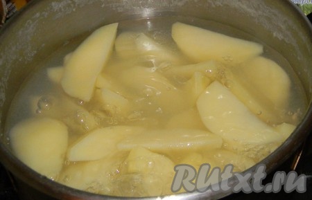 Картошку почистить, помыть, разрезать на 4 части и отварить в подсоленной воде до готовности. Воду слить, добавить сливочное масло и несколько раз встряхнуть под крышкой.