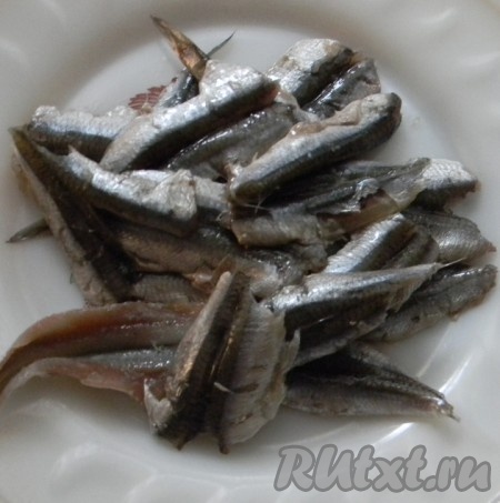 Кильку очистить, разобрать на филе.
