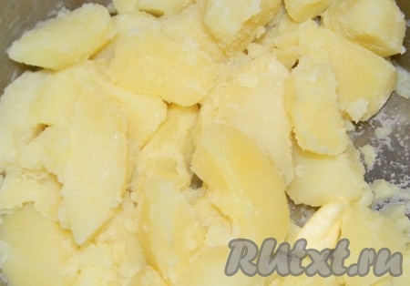 Картошку почистить, помыть, разрезать на 4 части и отварить в подсоленной воде до готовности. Воду слить, добавить сливочное масло и несколько раз встряхнуть под крышкой.