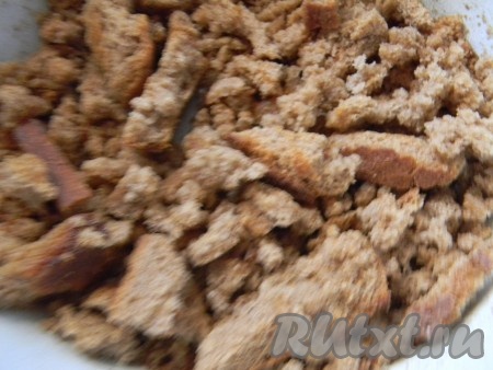 Хлеб подсушить на сковороде и с помощью блендера немного измельчить.
