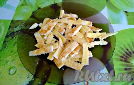 2. Взбейте яйца с молоком, пожарьте яичные блинчики. Чуть остывшие блинчики нарежьте. 