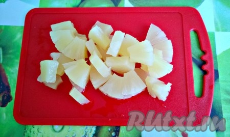 1.&nbsp;Баночку ананасов откройте, слейте сок. Если у вас ананас кольцами, то мелко нарежьте.&nbsp;
