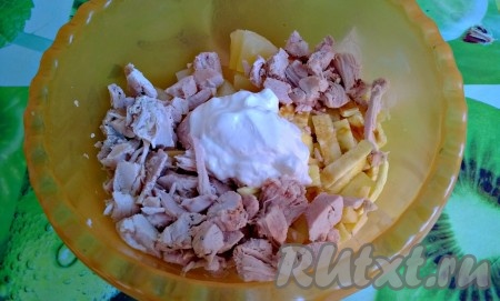 4. Перемейшате ананас, блинчики и курицу. Добавьте йогурт, посолите и снова перемешайте салат. 

Аккуратно выложите на тарелку в форме круга.
