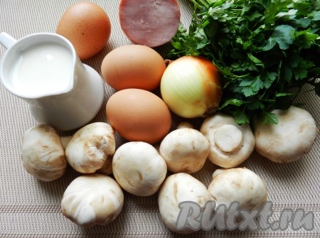 Подготовить продукты для приготовления омлета с грибами и ветчиной. У меня были свежие шампиньоны, я их предварительно промыла в воде. Вместо шампиньонов можно взять вешенки или отваренные заранее (в течение 25-30 минут) лесные грибы. Также подойдут замороженные грибы.