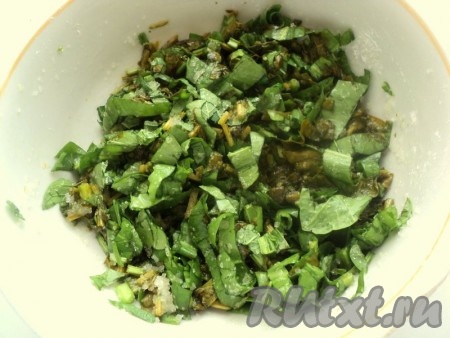 Чтобы уменьшить объём начинки, поставить щавель в микроволновку на 1 минуту. Затем к щавелю добавить сахар, крахмал, перемешать. Начинка готова.