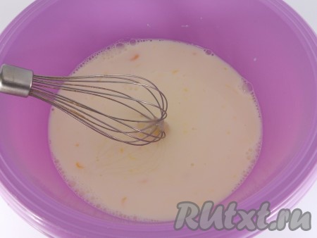 Яйца с молоком хорошенько перемешать венчиком.