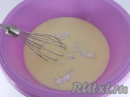 Добавить соль, сахар, картофельный крахмал и влить растительное масло. Снова хорошо перемешать. Частички крахмала могут не совсем раствориться в молоке, но это не страшно, на сковороде все разойдется. Тесто получается очень жидким.
