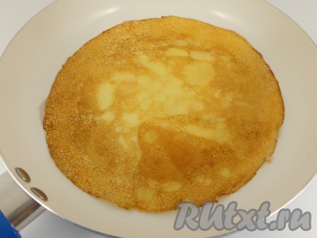 Сковороду разогреть, для выпечки первого блина смазать сковороду растительным маслом, в дальнейшем - не смазывать. Жарить блинчики, как обычно - с двух сторон до румяного цвета. Блинчики отлично снимаются со сковороды и не рвутся.