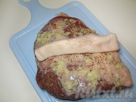 Закладываем кусочек сала