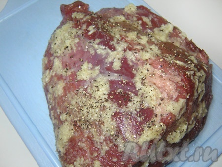 Натираем чесноком, перцем, солью