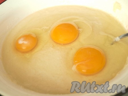 По прошествии 30-40 минут к получившейся массе добавить яйца и хорошо перемешать тесто для манника, оно получится в меру густым, напоминающим сметану средней густоты.