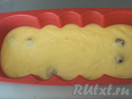Хорошо перемешать и вылить тесто в форму для выпечки (я выложила в силиконовую форму для кекса.