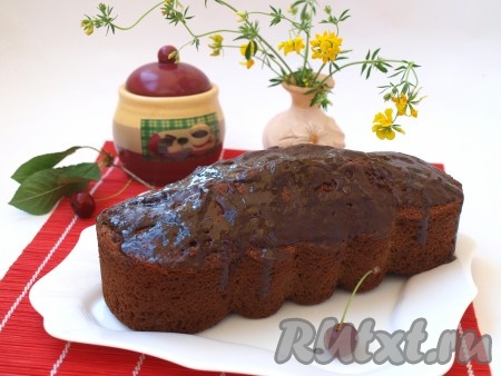 Разогреть духовку до 180 градусов и выпекать манник 45-50 минут. Готовность проверить, проколов выпечку сухой лучиной (если манник готов, значит и после его прокалывания лучинка останется сухой). Достать из духовки, дать полностью остыть. При желании, верх манника можно покрыть шоколадной глазурью или растопленным шоколадом. 