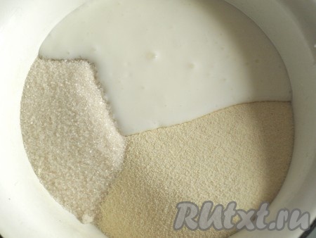 В достаточно объёмной миске соединить манную крупу, ванилин, соль и сахар, перемешать сухие ингредиенты. В отдельную посуду влить кефир, всыпать соду, перемешать и влить к сухим ингредиентам.