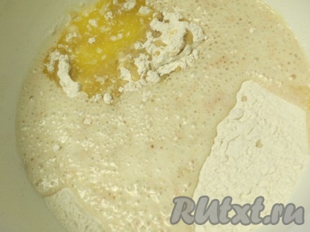 В тёплое молоко добавить дрожжи, сахар и две ложки муки от общей массы. Полученную массу накрыть и оставить в тёплом месте до подъёма опары «шапочкой». Оставшуюся муку просеять, добавить подошедшую опару, соль и растопленное, остывшее сливочное масло.
