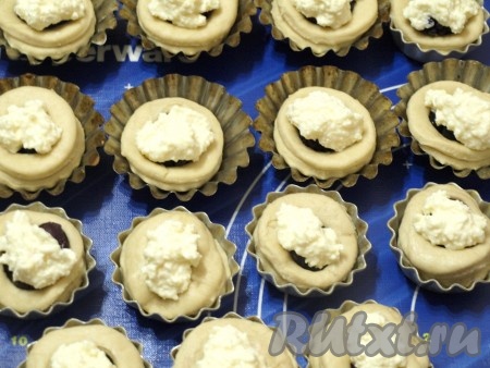 Сверху ягод разложить творожную начинку и оставить булочки ещё на 10-15 минут для подхода.
