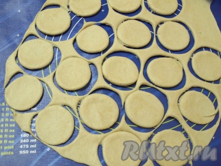 Замесить тесто. Эластичное, гладкое тесто не должно липнуть к рукам. Тесто оставить на 1 час, оно должно увеличиться. Пока тесто подходит, для приготовления начинка смешать творог, яичный желток и сахар до однородной массы. Подошедшее тесто раскатать толщиной 5-7 мм и с помощью чашки вырезать кружочки диаметром около 8 см. У меня вышло 30 штук.
