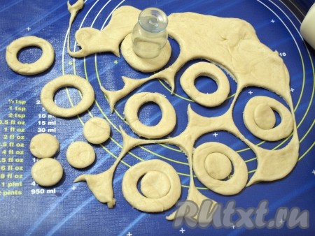 Половину полученных кружков оставить как есть, а у остальных маленькой рюмкой вырезать по центру ещё один круг, что-то типа бублика.
