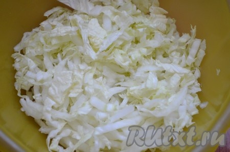 Капусту нашинковать, немного помять.