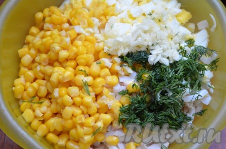 Сложить все к капусте. Туда же добавить кукурузу, измельченную зелень и чеснок. Посолить, поперчить, заправить майонезом.