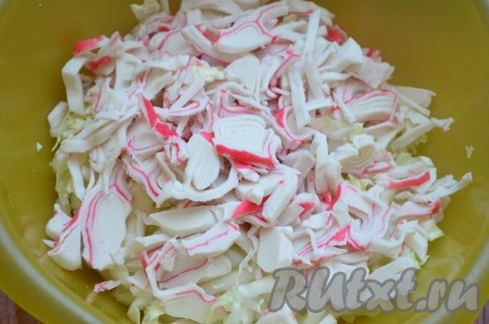 Крабовые палочки мелко порезать. Сложить к капусте.