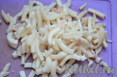 Для того чтобы сварить кальмара, его нужно опустить в кипящую воду и варить 2 минуты после закипания воды. Затем очистить от пленок и хорды. Отварного кальмара порезать мелкой соломкой.