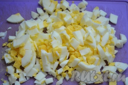 Яйца сварить вкрутую, нарезать.
