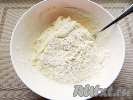 Всыпать муку с разрыхлителем, тщательно перемешать до однородности.