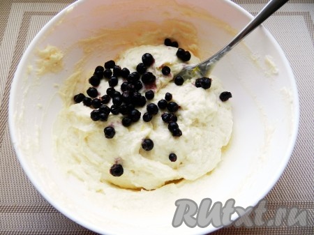 Добавить ягоды черники, аккуратно перемешать. Если ягоды замороженные, размораживать их не нужно.