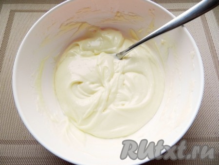 Творог взбить с сахаром, яйцами и маслом.