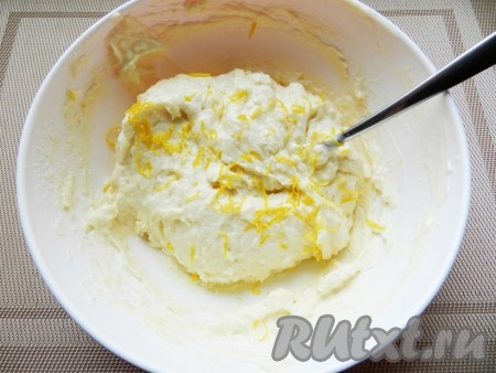 Добавить цедру лимона, перемешать. Тесто получится в меру густым.