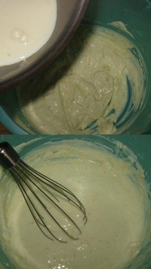 Затем раствор желатина слегка охладить и процедить, влить в творожную массу и все тщательно перемешать.