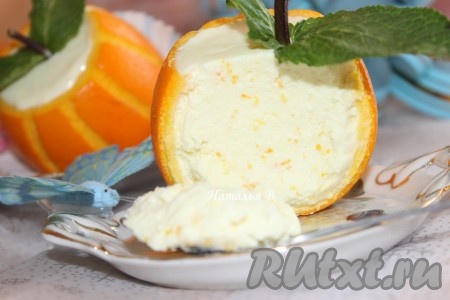 Готовый творожный бланманже украсить веточкой мяты и подавать на стол.