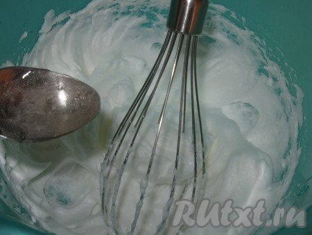 Затем, не переставая взбивать, влить сахарный сироп тонкой струйкой и взбивать еще минут 5-7 до блестящей, плотной консистенции.
