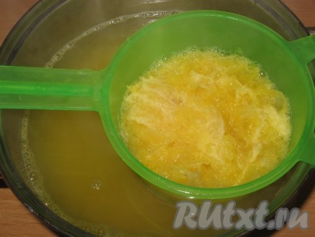 Затем кисель снять с огня и процедить через мелкое сито или марлю в другую кастрюлю. 